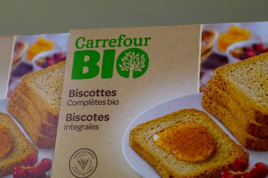 Lyon, Fransa - 11 04 2023: Carrefour bio biscottes logosu satış kutusu süpermarketinde yeşil imza