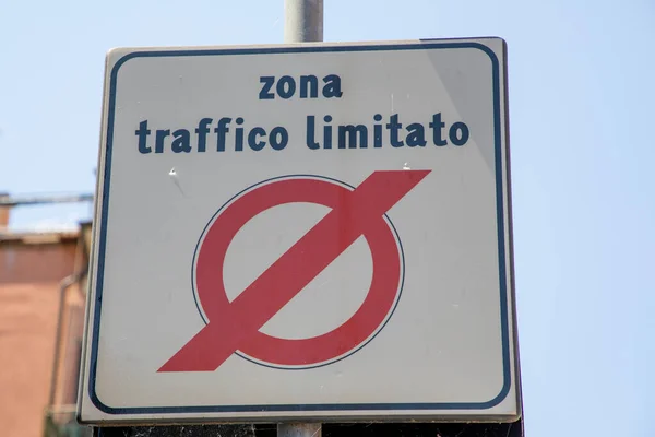 テキストはイタリアの都市の歴史的な中心に車を制限するイタリアの町の限られた交通地帯の印のパネルを意味します — ストック写真