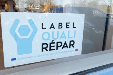 Bordeaux, Fransa - 11 13 2023: Quali repar etiket imzası metni ve ev aletleri için marka logosu konsepti elektrik ve elektronik ekipmanların tamir servisi çalışanı