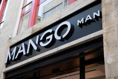 Bordeaux, Fransa - 11 16 2023: Mango adam logosu ve marka metin dükkanı İspanya giysi butiği imalatçısı erkek moda şirketi