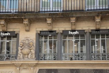 Bordeaux, Fransa - 11 09 2023: Sessiz saç ve güzellik logosu yerel kuaför kuaförünün önündeki işaret ve kuaför salonu