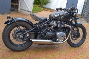 Bordeaux, Fransa - 11 13 2023: Triumph Bobber 1200 bonneville motorsiklet siyah özel yapım