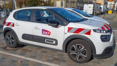 Bordeaux, Fransa - 11 13 2023: Fransız demiryolu şirketinin C3 otomobilinde SNCF logosu ve metin imzası