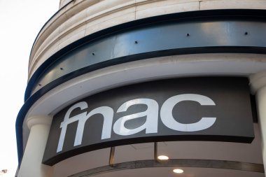 Bordeaux, Fransa - 11 16 2023: Fnac marka dükkan logosu ve Fransa 'daki elektronik kültür zinciri perakendecisi