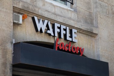 Lyon, Fransa - 104 04 2023 Waffle fabrikası logosu ve fast food restoranının önündeki marka metin cephesi