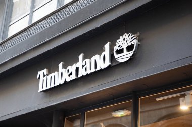 Bordeaux, Fransa - 11 16 2023: Timberland Butik Marka Logosu ve ön cephe moda mağazasına metin dükkanı zinciri