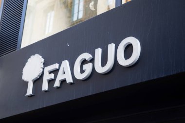 Bordeaux, Fransa - 11 16 2023: faguo mağazası tabelası metin ve marka logo duvar cephe giysileri mağazası daha az dairesel, daha az kirletici moda zinciri butiği