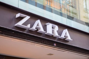 Bordeaux, Fransa - 11 13 2023: zara logosu duvar cephesi ve mağaza girişi moda butik mağaza zinciri İspanyol elbise mağazası.