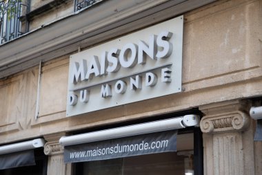 Bordeaux, Fransa - 11 16 2023: maisons du monde logo text and brand sign on front shop shop French dedecation chain