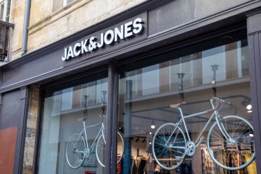 Bordeaux, Fransa - 11: 20 2023: jack & jones metin logosu ön cephesi ve mağaza vitrinleri reklam panelleri mağazasında moda zinciri giyim mağazası markası