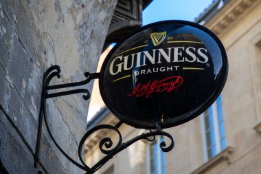 Bordeaux, Fransa - 11 16 2023: Guinness bira fıçısı giriş duvarı ön tarafındaki pub 'da metin ve logo markası