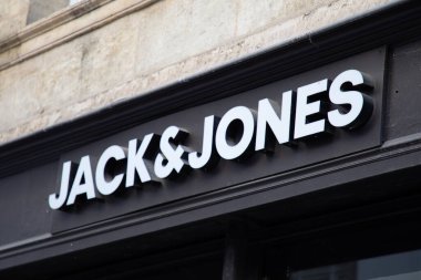 Bordeaux, Fransa - 11: 20 2023: jack & jones metin logosu ve moda mağazasındaki zincir cephesi markasını imzala