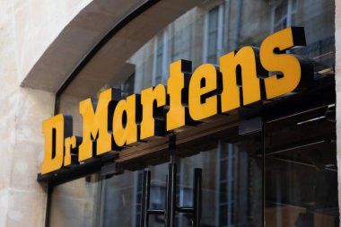 Bordeaux, Fransa - 11: 20 2023: Dr Martens logosu İngiltere ve mağaza ayakkabıları mağaza önü zinciri gb cephesi