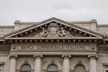 Milan, İtalya - 107 2023: Milano 'daki Banca Commerciale Italiana BCI sarayı Piazza della Scala Meydanı üzerinde mermer cephe ofis girişi olan tarihi bina