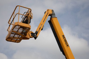 Bordeaux, Fransa - 129 2023: Newloc logo metni ve kiralık araç makine araçları ve endüstriyel inşaat araçları markası