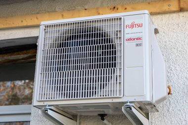 Bordeaux, Fransa - 11 29 2023: Fujitsu atlantik dc r32 çevirici klima logosu ve duvar binasının dışındaki ekipman koşullandırması üzerine metin imzası