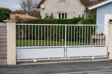 Portal caddesi banliyösü ev beyaz çelik klasik ev ya da bahçe girişi