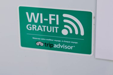 Bordeaux, Fransa - 11 16 2023: Tripconsulor wi-fi logo markası ve dükkan vitrinlerinde bar bar otelinin girişinin önündeki metni imzala