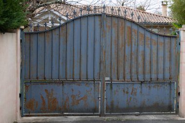 Kapı paslı gri demir kapı klasik alüminyum kapı banliyö manzaralı paslı eve giriş