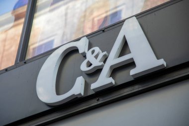 Bordeaux, Fransa - 11: 20 2023: C & A logo yazı dükkanı marka giyim mağaza zinciri düşük maliyetli