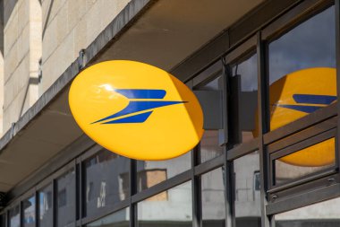 Bordeaux, Fransa - 11 29 2023: la poste işareti. Fransız posta logosu ön cephe mağazasında sarı.