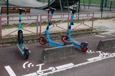 Bordeaux, Fransa - 129 29 2023: Dott Kademe Değiş tokuşu e-scooter marka elektrikli scooter 'lar ve şehirde park halinde park etmiş şehirli hareketli kiralık yeşil scooter' lar.