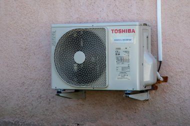 Bordeaux, Fransa - 129 2023: toshiba çevirici klima logosu ve duvar binasının dışındaki ekipman koşullandırması üzerine metin işareti