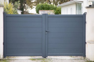 Gri, karanlık, modern ev çeliği çift kapı gri alüminyum kapı levhaları.