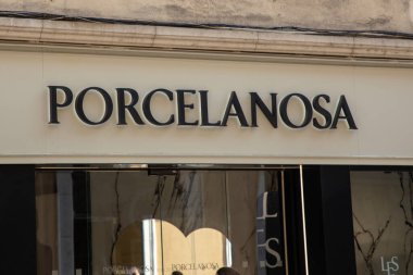 como, italy - 11 16 2023: PORCELANOSA Grupo logosu ve dünyanın en önemli seramik üreticileri