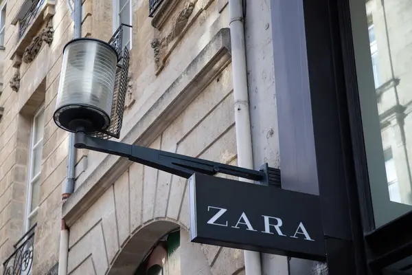 Bordeaux, Fransa - 11 13 2023: zara metin tabelası mağazası ve logo zinciri, şehir caddesi mağazasının ön cephesindeki butikte.