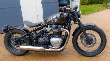 Bordeaux, Fransa - 11 13 2023: Triumph Bobber 1200 tfc motosiklet tarafı neo retro özel motosiklet siyah vintage görünüm