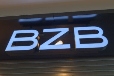 Bordeaux, Fransa - 11 13 2023: Bizzbee bzb logosu ve metin tabelası mağazası moda mağazası ön cephe zinciri kıyafet girişi