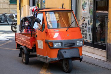 Bordeaux, Fransa - 12 04 2023: Maymun Araba 50 Piaggio trishaw İtalyan marka metin ve logosu İtalya scooter Vespacar 'ın önünde.