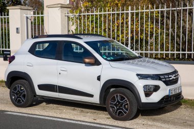 Bordeaux, Fransa - 10 06 2023: Dacia yaylı elektrikli araç beyaz logo markası ve Romanya 'nın bütün üretim araçlarında yeni metin tabelası