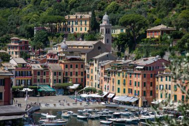 Portofino, İtalya - 10 06 2023: Liguria sahil denizi İtalya 'nın Portofino köyünün güzel manzarası