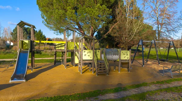 어린이 슬라이드 놀이터 어린이 공원에 다리와 오두막 — 스톡 사진