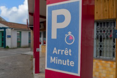 Arret Minute yol paneli Fransızca metin anlamı: Otomobil alanı için bir dakika dur işareti