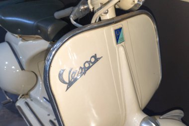 Bordeaux, Fransa - 12 04: 2023: Vespa acma Paris logosu ve 60 'ların konseptinde eski mobilet beyazının markası