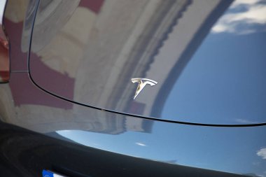 Bordeaux, Fransa - 11 29 2023: Tesla model 3 model araba logosu ve metin markası Amerikan elektrikli aracı