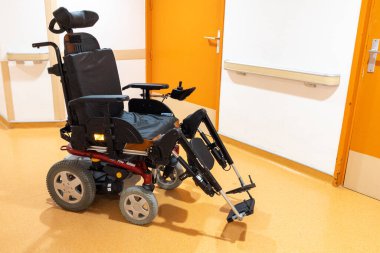 Bordeaux, Fransa - 12 12: 2023: Invacare Kite Plus logosu ve metin markası New Large Motorize Elektrikli Sandalyesi