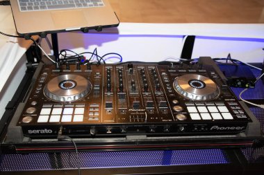 Bordeaux, Fransa - 12 12 2023: Pioneer Serato DDJ logosu ve modern disk jokey dj karıştırma güvertesinde bar partisi veya diskotek için metin imzası