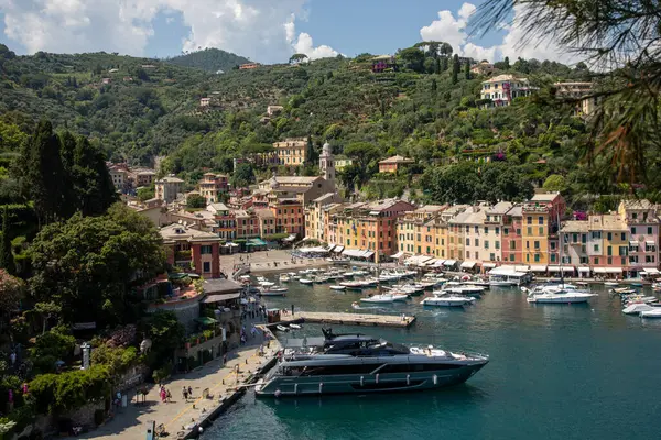 Portofino, İtalya - 10 06 2023: Ligurien İtalya 'nın deniz kıyısındaki Panorama şehri Portofino