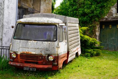 Bordeaux, Fransa - 12: 2023: Peugeot J9 market araç fuarları ve seyyar market panelvan vagonu terk edilmiş