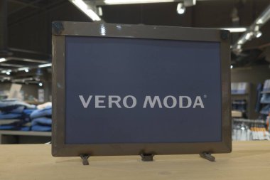 Bordeaux, Fransa - 12 17 2023: vero moda logo markası ve metin mağazası ön cephesi moda giyim mağazası girişi butiği