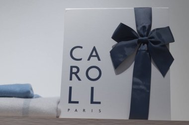 Bordeaux, Fransa - 12 17 2023: Caroll Paris logosu metin ve zincir tabelası moda giyim mağazası Fransız giyim mağazası