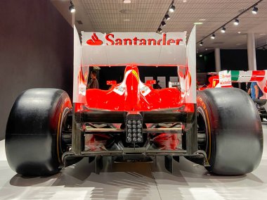 Asturias, İspanya - 12 10 2023 Ferrari arka yarış arabası formülü 1 in Museum Fernando Alonso İspanyol pilot şampiyonu