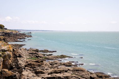 Bazı kayalar pornik Fransa 'da okyanus arka planına sahip plaja erişebiliyor.