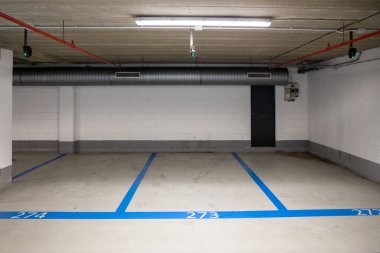 modern park beyazı mavi çizgi numarasıyla araba parkı seviyesi