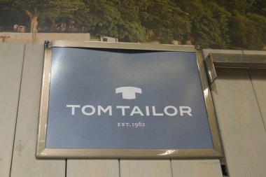 Bordeaux, Fransa - 12 17 2023: Tom Terzi Logosu Duvar Önü ve mağaza Markası Giriş Moda Butik Giyim Zinciri Dükkanı