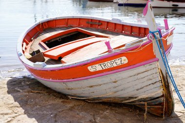 Akdeniz kıyısında, Saint Tropez limanında, köy şehrinin yazılı adıyla küçük bir tekne.